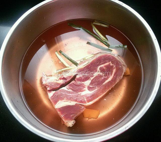 水中放葱姜料酒，把牛肉浸泡一个小时。