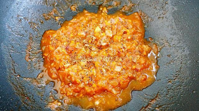 调入适量的盐和黑胡椒碎翻炒均匀，把酱料拌到意大利面中即可食用。