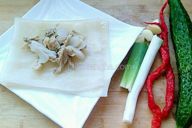 准备好各种食材。