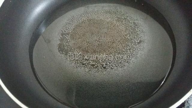 平底锅中放入比平时炒菜多一点量的食用油烧热