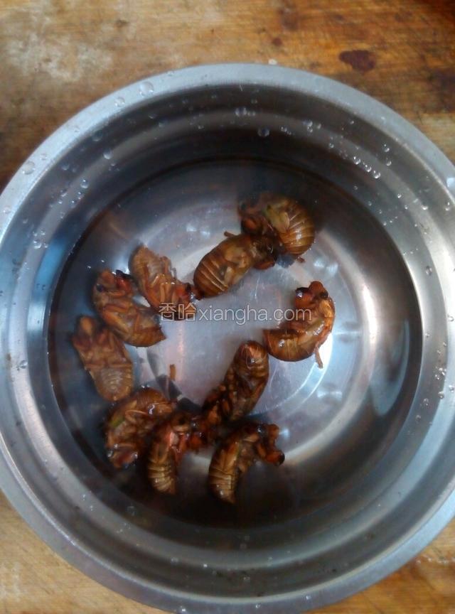 放在盐水里浸泡半小时。