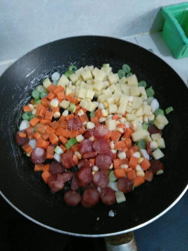 热锅放油下葱，再放入什锦菜一起炒匀