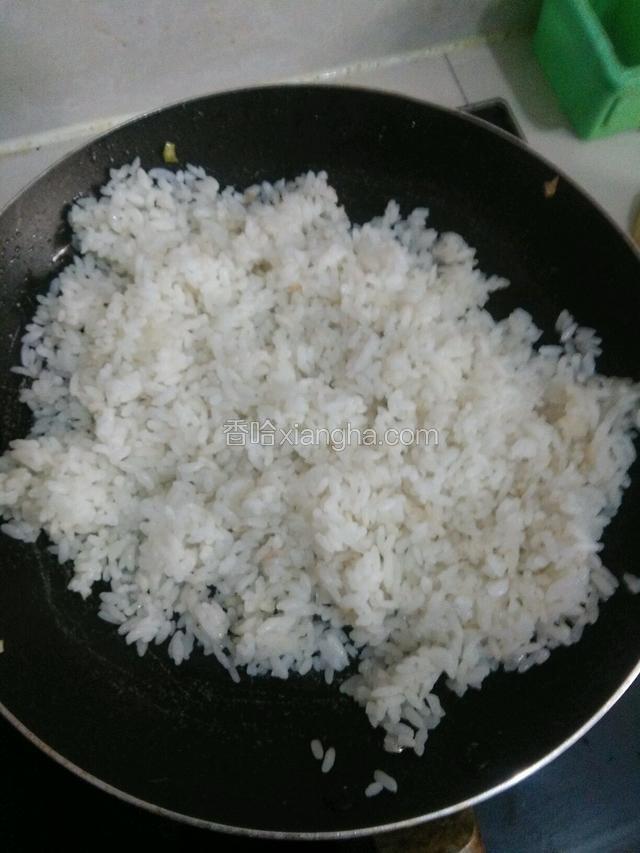 平地锅放点油，倒入米饭捣散