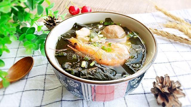 裙带菜汆丸子汤