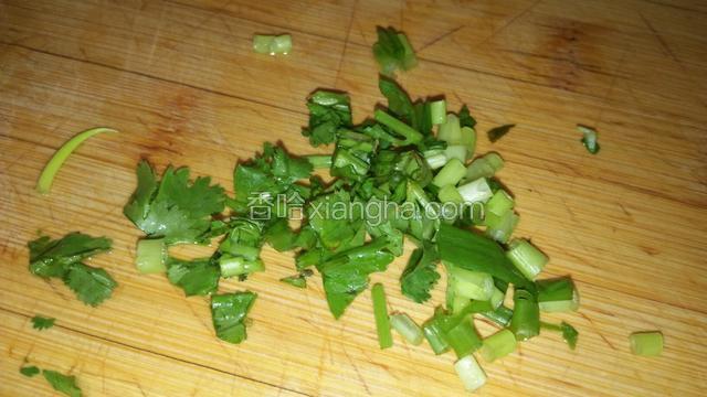 葱，香菜切末
