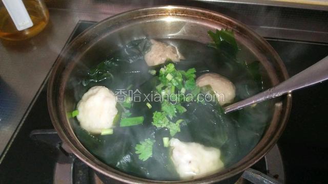 丸子熟了可以加香菜，葱末