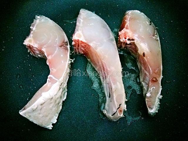 放入腌制好的鱼排，每块稍间隔开，以免粘一起。大火煎。