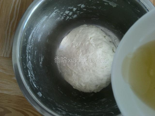 初橄榄油之外，原料放入容器活成一个光滑面团，加入橄榄油继续揉成一个光滑的面团。