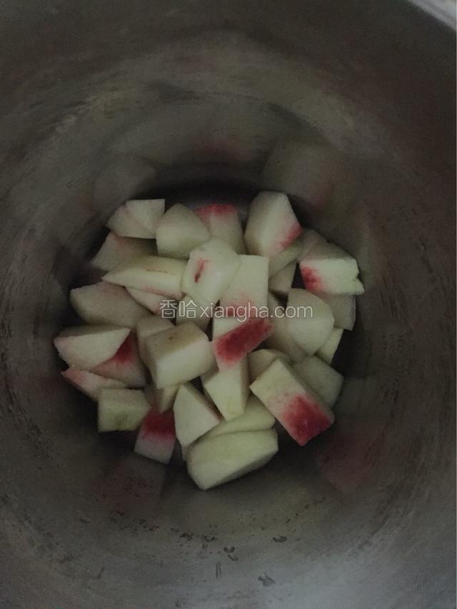 桃子去皮切小块放入榨汁机里