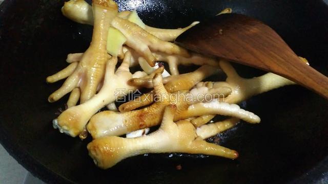 进行翻炒