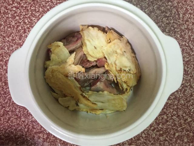 把鸡腿肉、当归放入炖盅里