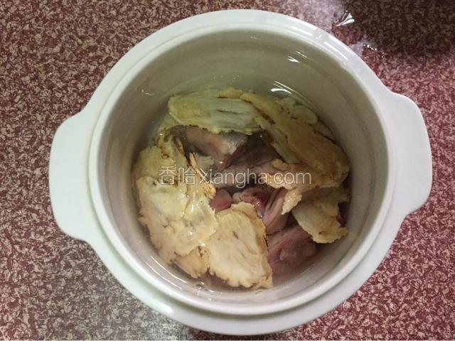 加入清水，没过食材即可