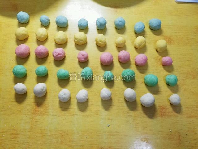 醒发两倍后排气，再分别揉成小面团备用