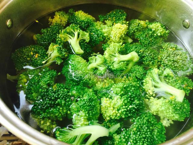 放入开水锅中烫一下捞出。