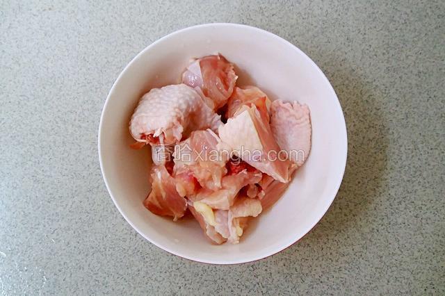 鸡肉切块。