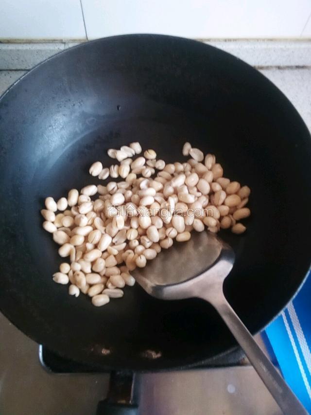 用清水淘洗一遍，锅无需预热，无需放油，大火放入花生翻炒