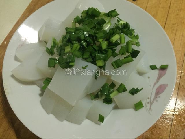 撒上韭菜。