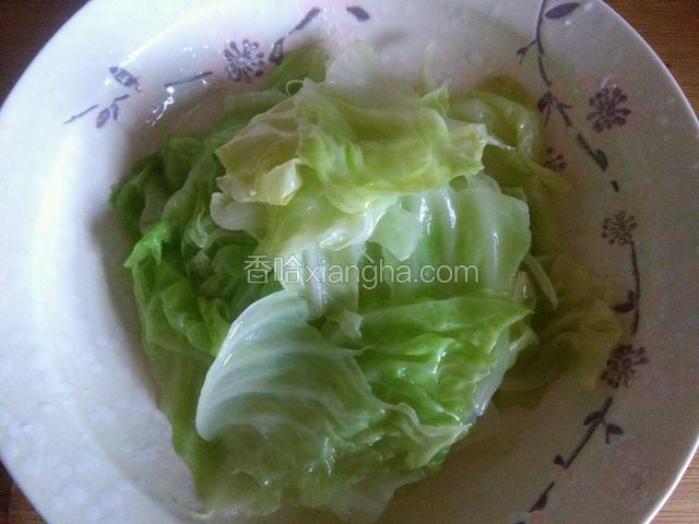焯软捞出沥干水放入大点容器