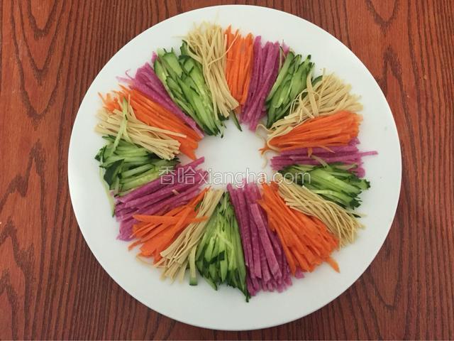 黄瓜胡萝卜，萝卜，干豆腐切丝码放盘边