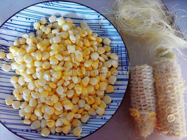 将玉米掰成粒，玉米须和渣不要去掉