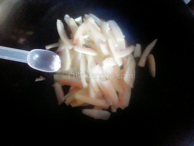 加入少量的盐和糖，酱油