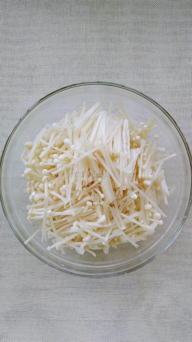 金针菇清洗之后撕开，切成段备用。