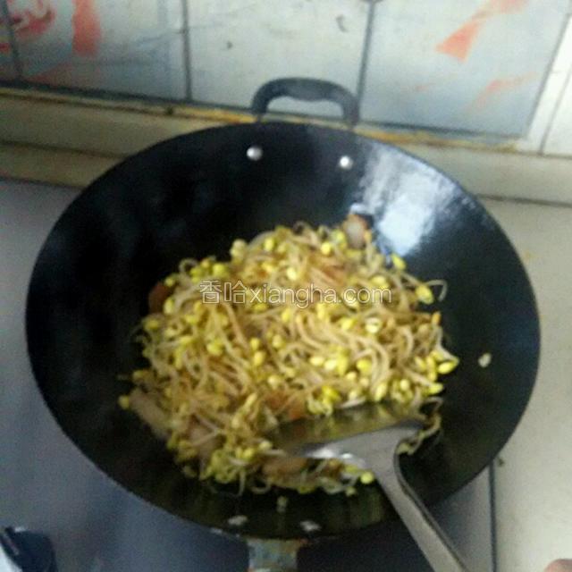 黄豆芽炒软，放盐，老抽，花椒粉翻拌均匀。