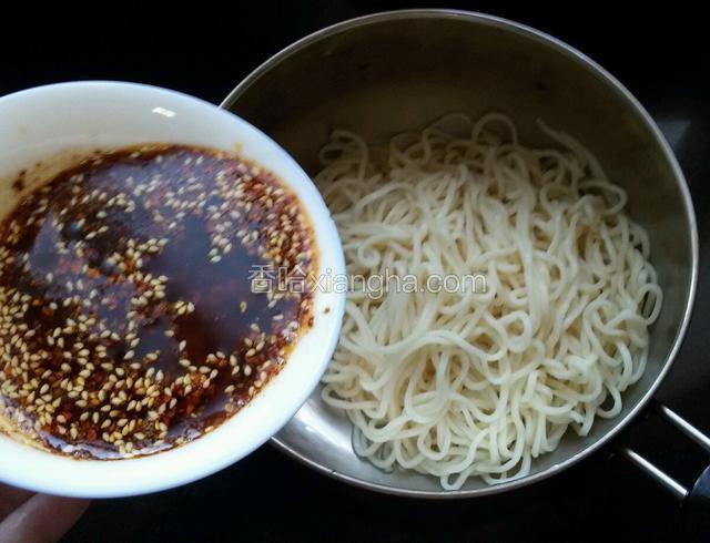 然后浇到面条中