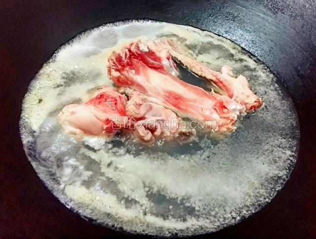锅里面加水烧开，放猪筒骨焯至浮沫上来。