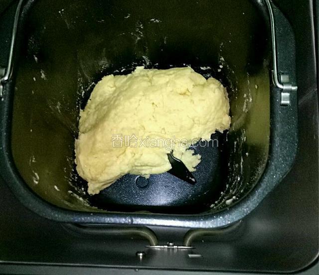 启动面包机和面25分钟。