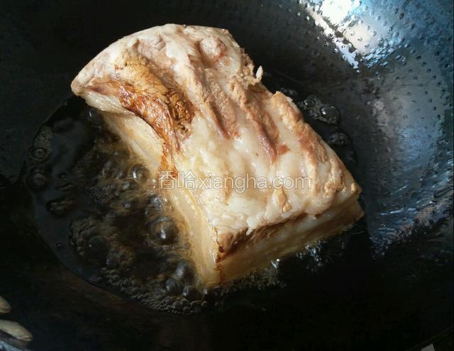 接着把肉皮放油锅炸至两面金黄