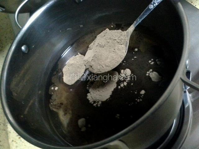 锅内加1/4的水加至微热放入龟苓膏粉