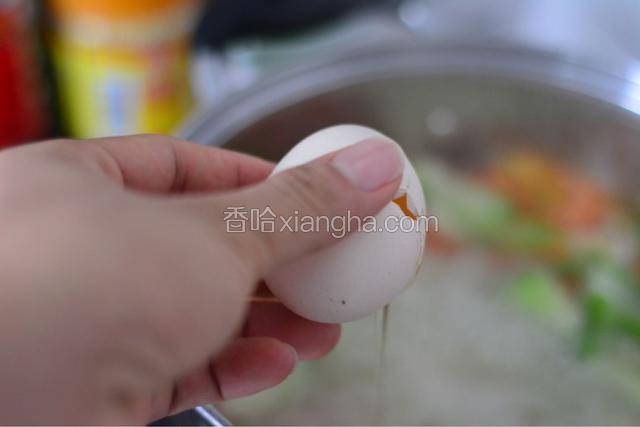 将鸡蛋打入汤中煮滚上一分钟。