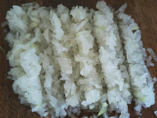 用清水洗净，攥干水份，剁碎。