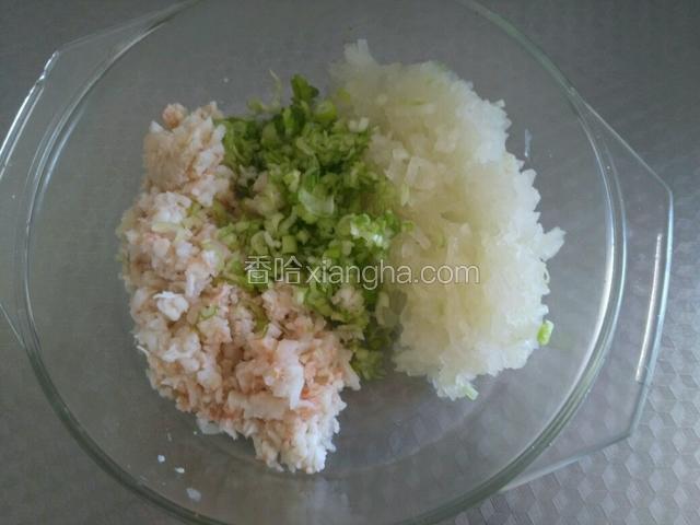 把冬瓜，虾，葱花，姜末都放一大碗里面。