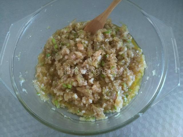 然后放适量的蚝油，生抽，料酒，盐，炸熟的食用油，搅拌均匀就可以啦。