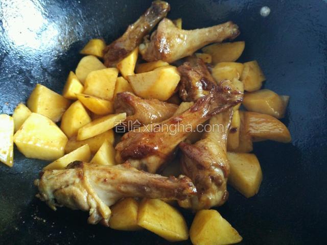 土豆放里，放上生抽，老抽，料酒，十三香炒匀