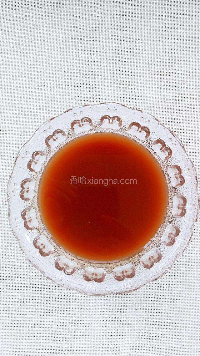 调酱汁:醋+番茄酱+糖+盐+适量水混合后搅拌均匀。（盐只要放一点，毕竟是做糖醋口味的荷包蛋。）
