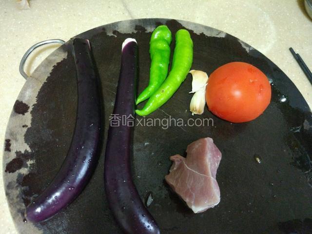 准备下主要食材，有茄子，青辣椒，西红柿，肉，大蒜！