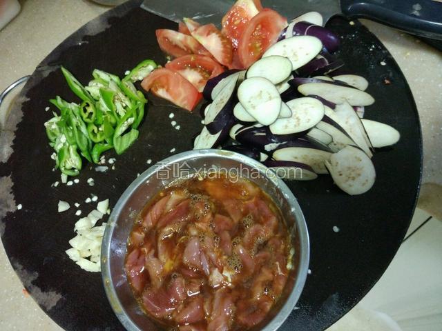 把肉切片，用适量的蛋清，料酒，生粉，生抽腌制十五分钟，大蒜切碎，茄子斜着切片，西红柿切十字口，放水里烫七八分钟，剥掉皮，切片，青辣椒切菱形，备用！