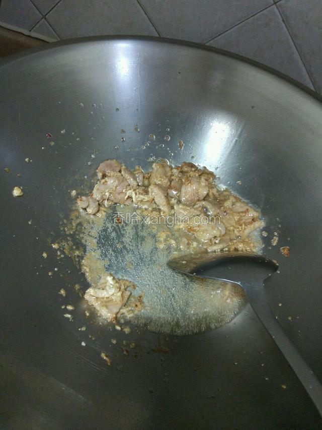 锅里放适量的油，把腌制好的的肉放入翻炒断生，变黄色！盛起备用！