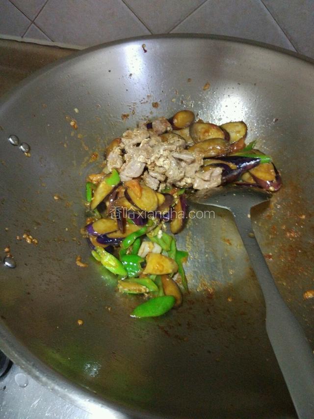 把炒好的肉放入，翻炒片刻，放适量的鸡精调味，再翻炒片刻！