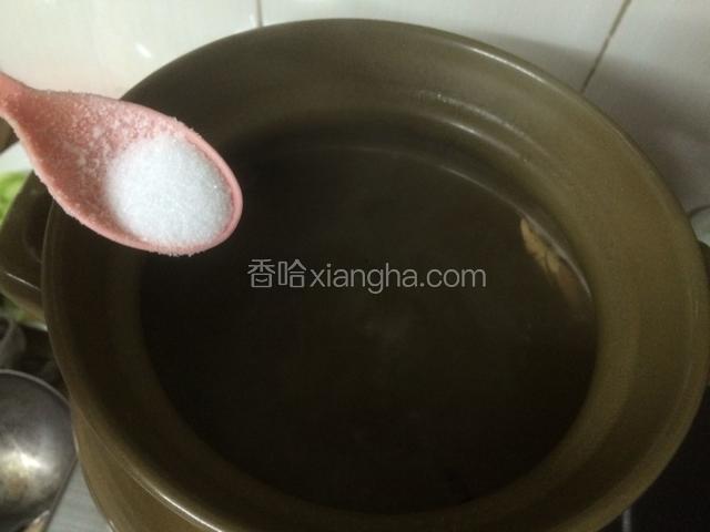 同样大火烧开10分钟后，转小火慢煲半个小时，记得盖上盖子。最后汤好后加入适量的盐调味即可。