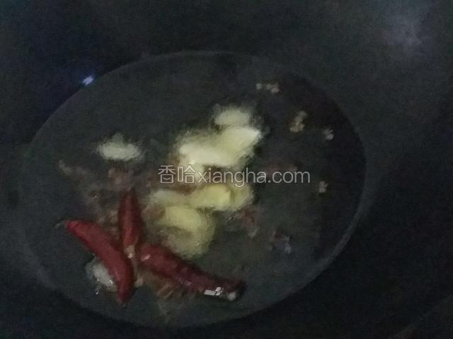 油下锅等油温热加入配料煸出香味，加豆瓣酱注入少许的清水然后把炸好的虾加入翻炒在加入盐、葱、盐、味精、鸡粉、白糖、生抽 ，最后下葱即可