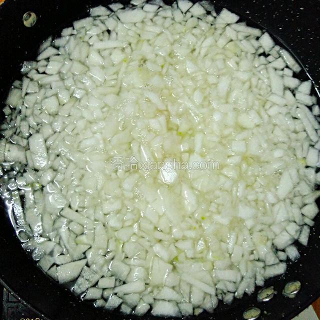 锅内加水开后煮下冬瓜:三分钟左右捞起