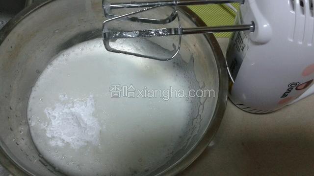 用打蛋器低速挡打至小细泡，再加入一勺糖粉。