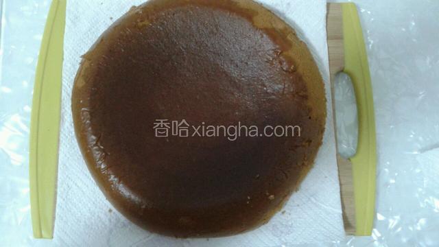 煮饭功能完成后会自动显示OK，但不要急于打开盖，再焖10~15分钟最好。放凉一点儿后取出倒扣，就如下图表面光滑有光泽，很漂亮。（烤箱出来的可没有这光泽）