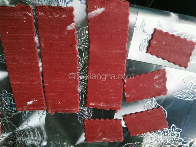 把压好的面皮切成大长方形条，再切至下长方形块（如下图）