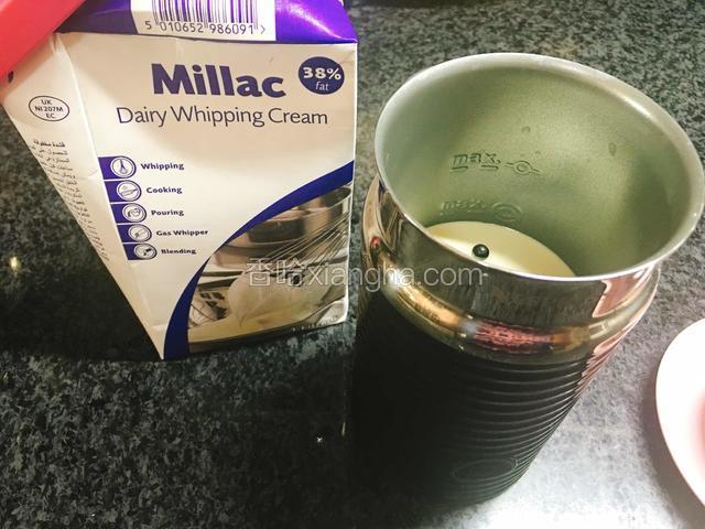 用奶泡机打发淡奶油。