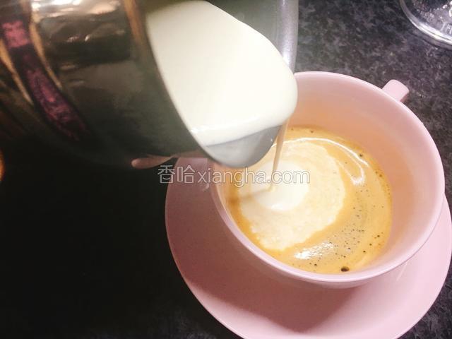 用奶泡杯将淡奶油缓缓倒入咖啡杯内。